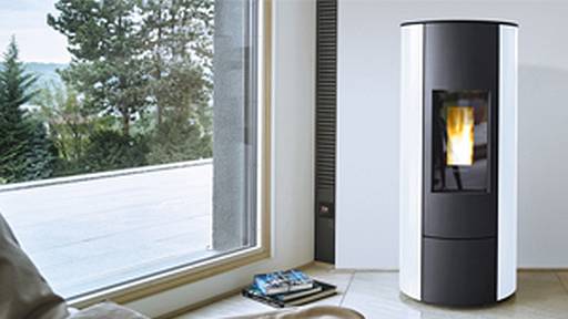 Wasserführender Pelletofen in elegantem Design © Buderus  © Buderus