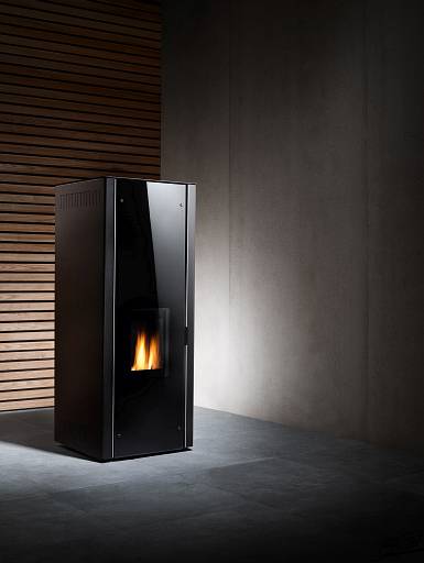 Modernes Design: die neuen Buderus Pellet-Kaminöfen Logastyle Lamina zur Raumheizung oder auch für die Integration in das zentrale Heizsystem. © Bosch Thermotechnik GmbH, Buderus Deutschland  © Bosch Thermotechnik GmbH, Buderus Deutschland